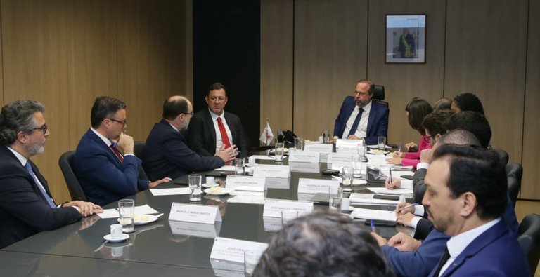 Silveira fortalece diálogo com representantes do setor mineral