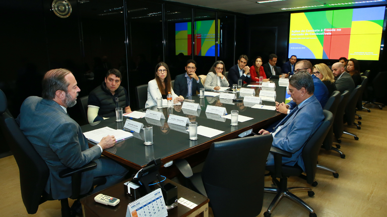 Silveira reúne órgãos de segurança e fiscalização para apertar o cerco contra fraudes no setor de combustíveis