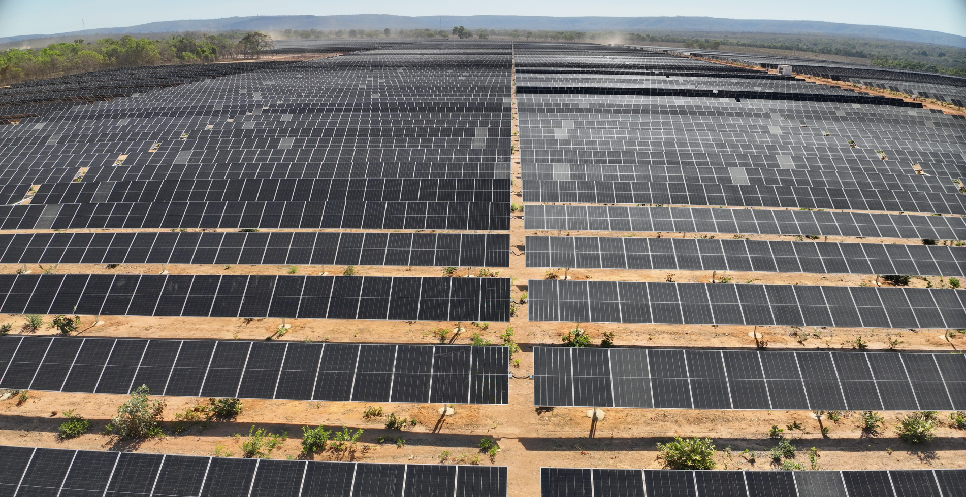 Com 80 MW de capacidade instalada, a previsão é que o empreendimento entre em operação comercial em maio de 2026, reforçando a geração de energia solar na matriz elétrica brasileira