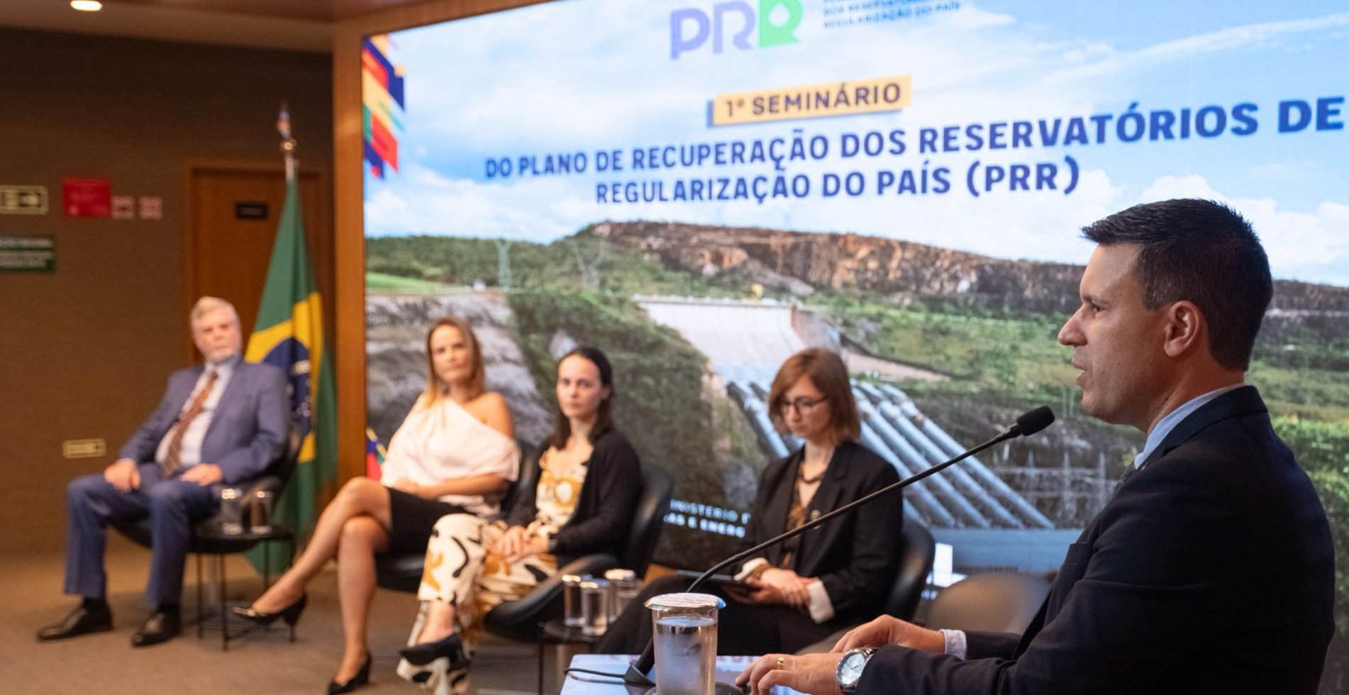 Evento reuniu especialistas e representantes de instituições participantes para debater segurança energética, planejamento hidrológico e adaptação às mudanças climáticas