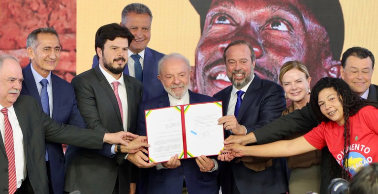 Presidente Lula e ministro Alexandre Silveira lançam programa que garante energia gratuita para famílias de baixa renda