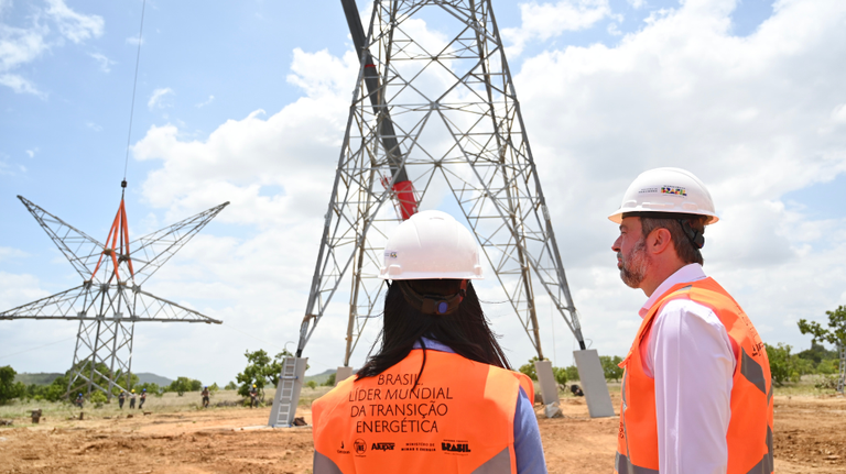 Alexandre Silveira fiscaliza obras do Linhão Manaus-Boa Vista, em Roraima