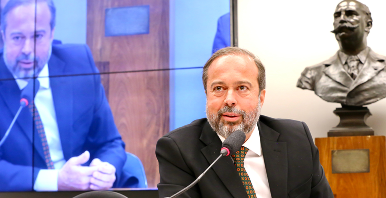 Alexandre Silveira defende temas do setor energético em audiência pública na Câmara dos Deputados