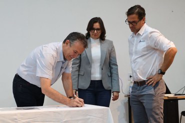 Assinatura dos contratos de cessão de uso de águas da União