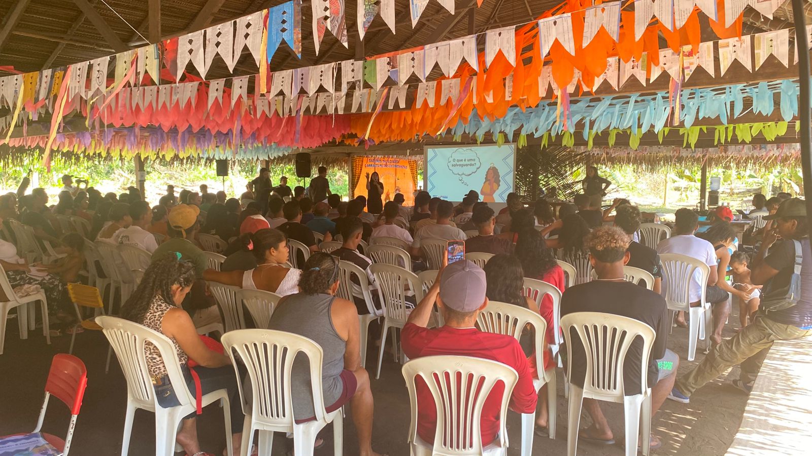 Liliane em uma de suas oficinas para mulheres.