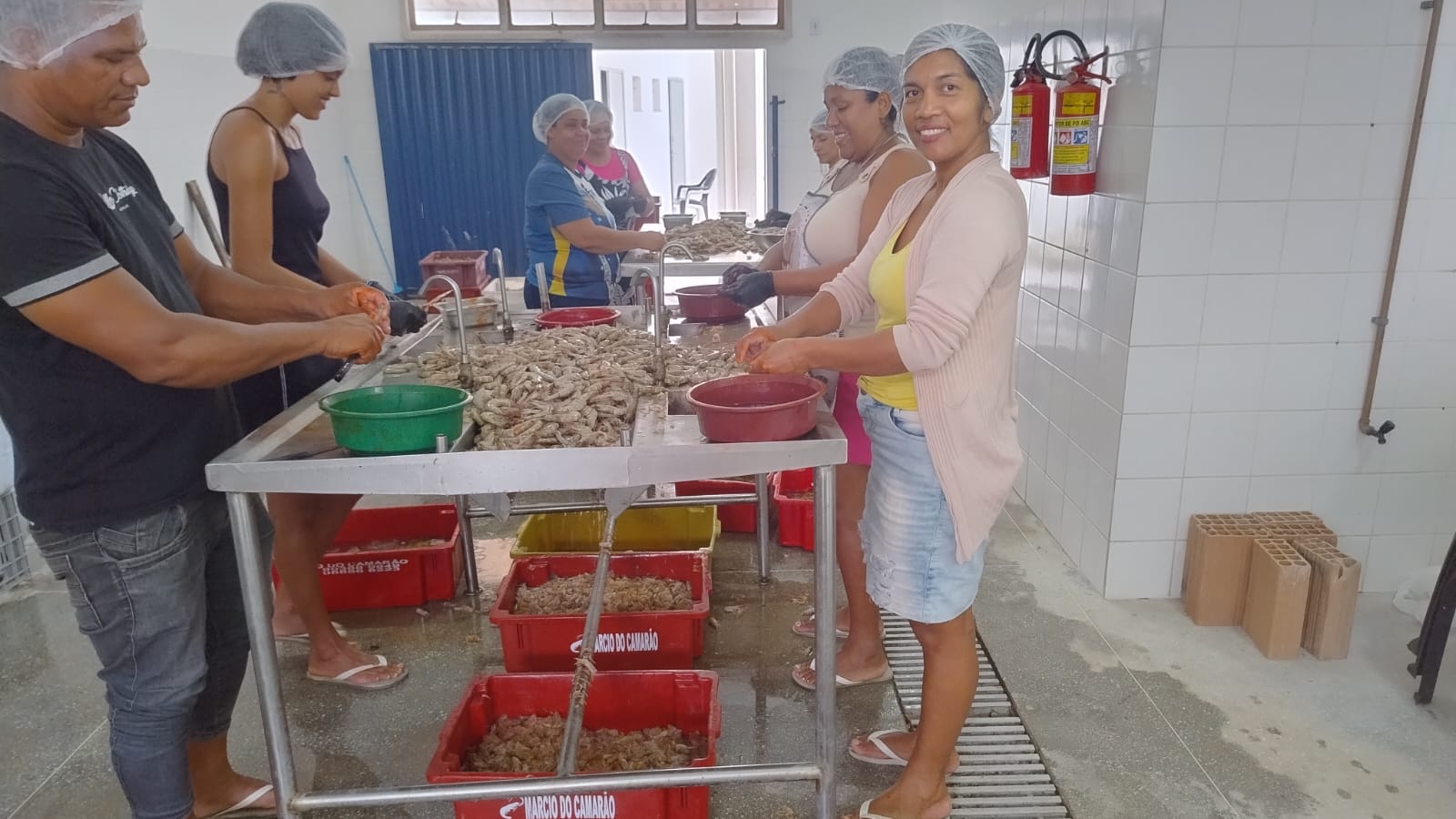 Luena com outros pescadores e pescadoras na Cozinha Solidária da APIP.