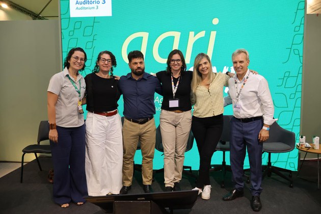 Aquicultura como solução climática: MPA apresenta visão de baixo carbono e sistemas alimentares resilientes na COP30 Secretária Fernanda ao lado de painelistas de uma das apresentações propostas pela SNA