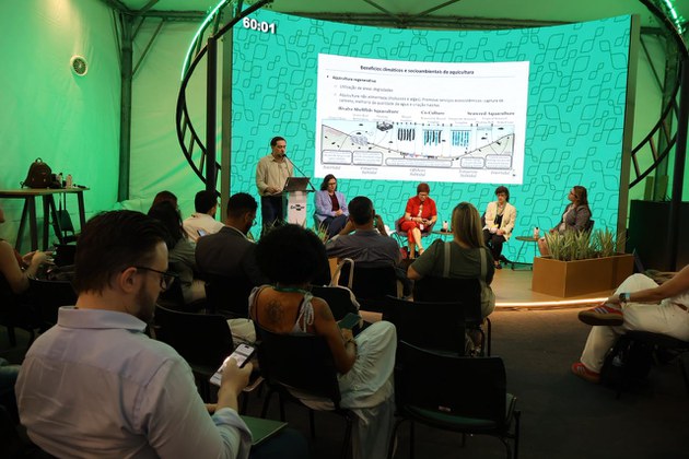 Aquicultura como solução climática: MPA apresenta visão de baixo carbono e sistemas alimentares resilientes na COP30 Felipe Bodens em painel na Agrizone