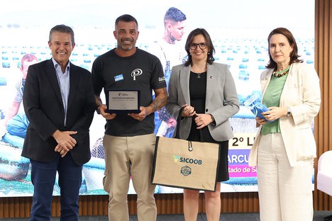 Vinícius Ramos recebendo a premiação