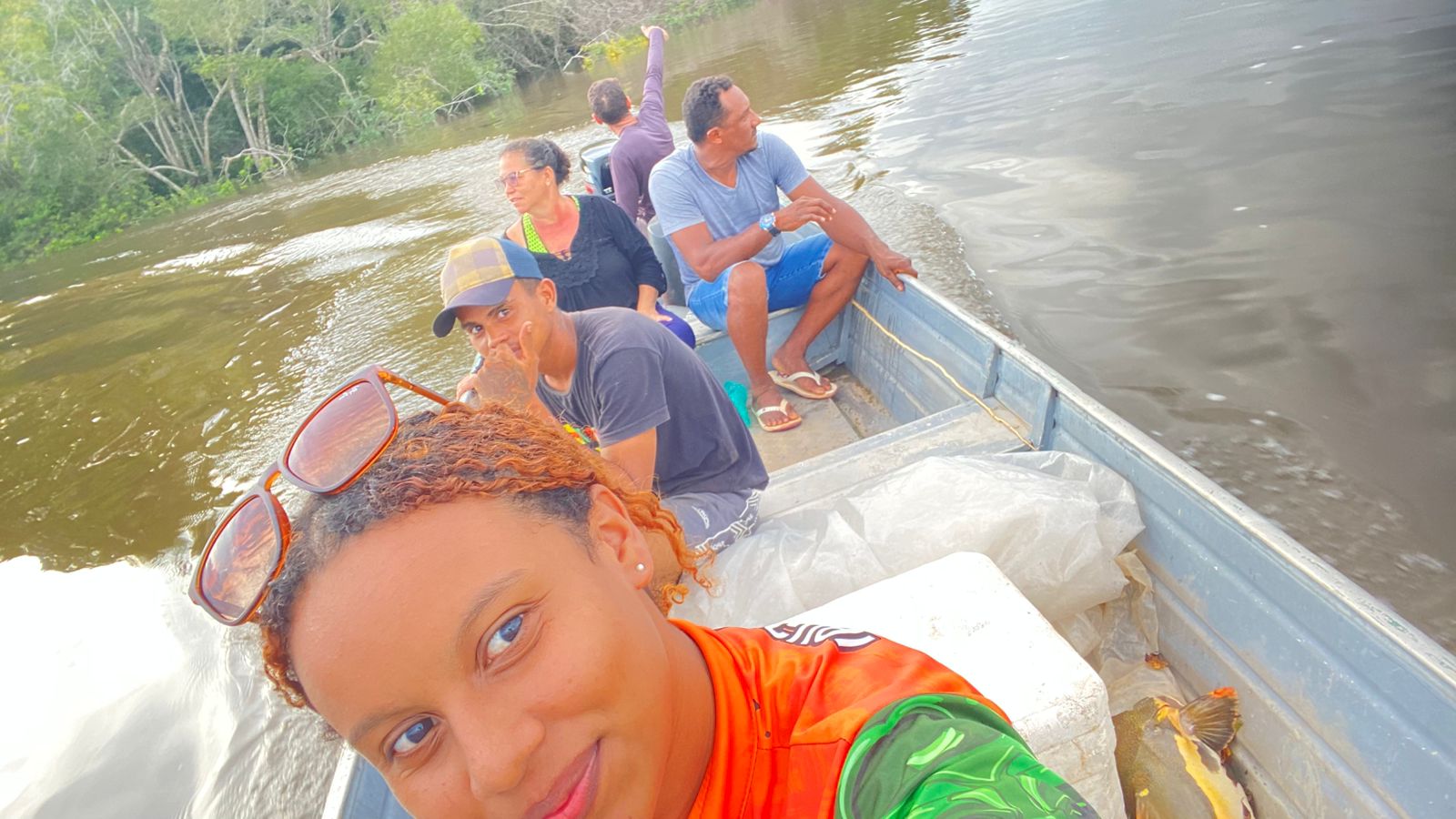 Pescadora adota práticas sustentáveis no dia a dia da pesca esportiva.