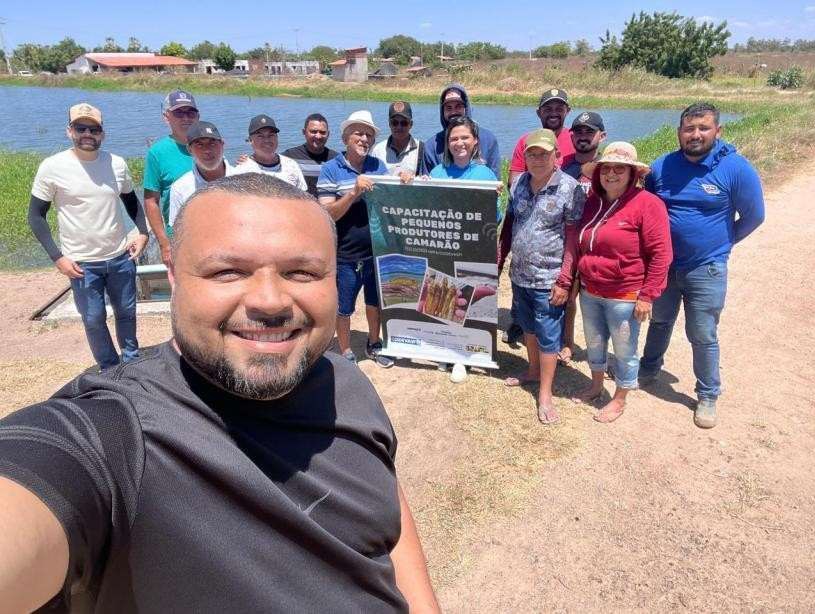 Uma das turmas de capacitação de pequenos produtores de camarão