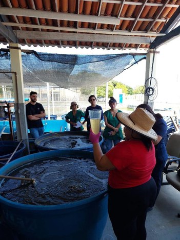 Pesquisadora Luciana Kelly apresentando o cultivo de peixes em bioflocos no curso de produção de peixes em sistemas de baixa demanda hídrica