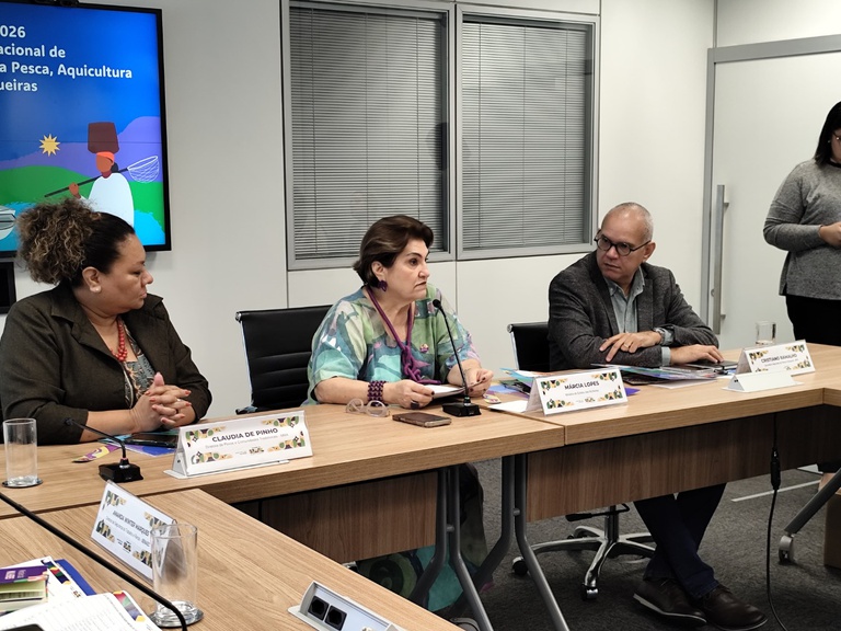 Governo do Brasil entrega computadores para mulheres pescadoras e marisqueiras