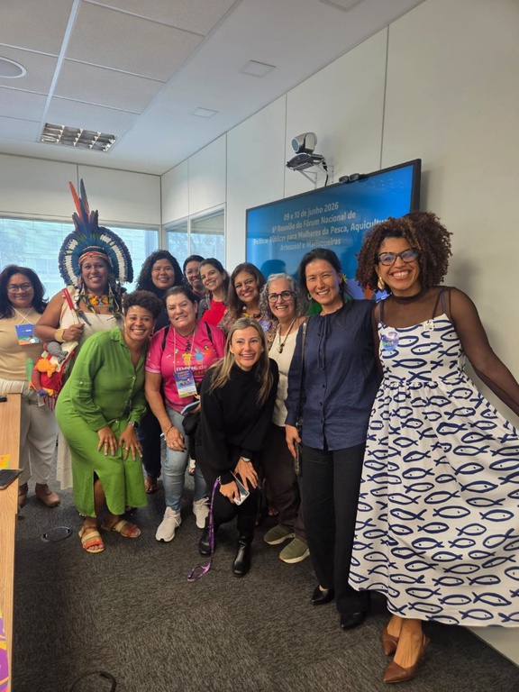 Governo do Brasil entrega computadores para mulheres pescadoras e marisqueiras