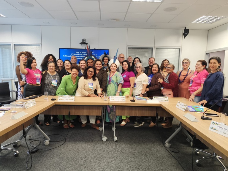 Governo do Brasil entrega computadores para mulheres pescadoras e marisqueiras