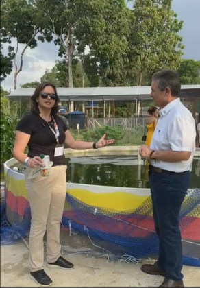 Secretária Fernanda e ministro André de Paula ao lado de sisteminha da Embrapa