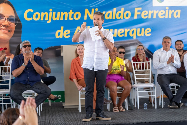 Ministro André de Paula participa da entrega de moradias para pescadores e pescadoras artesanais de Alagoas