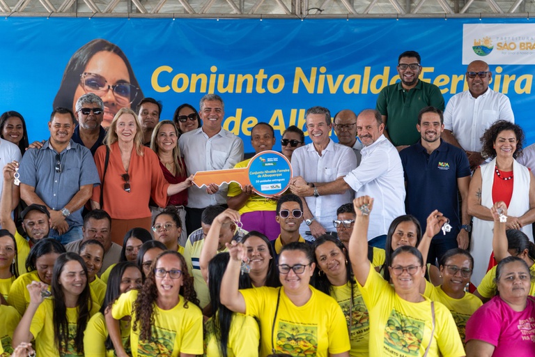 Ministro André de Paula participa da entrega de moradias para pescadores e pescadoras artesanais de Alagoas
