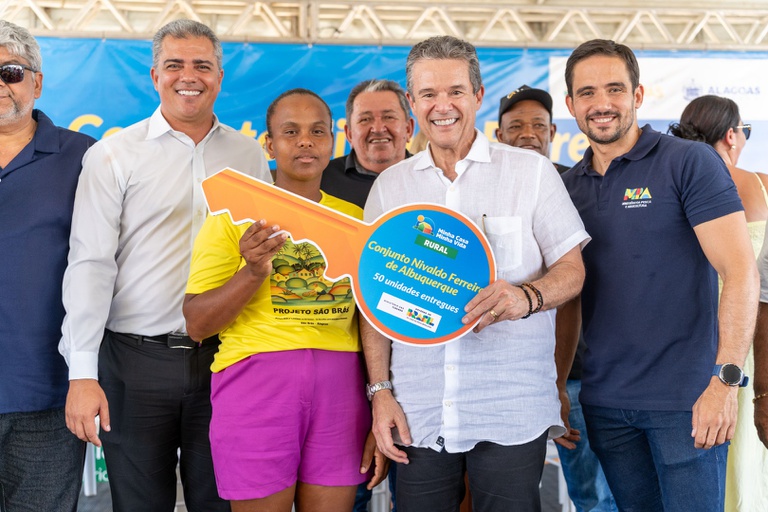 Ministro André de Paula participa da entrega de moradias para pescadores e pescadoras artesanais de Alagoas