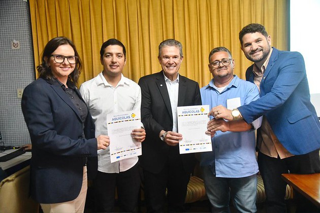 Entrega dos certificados pelo ministro André de Paula e a secretária de Aquicultura, Fernanda de Paula