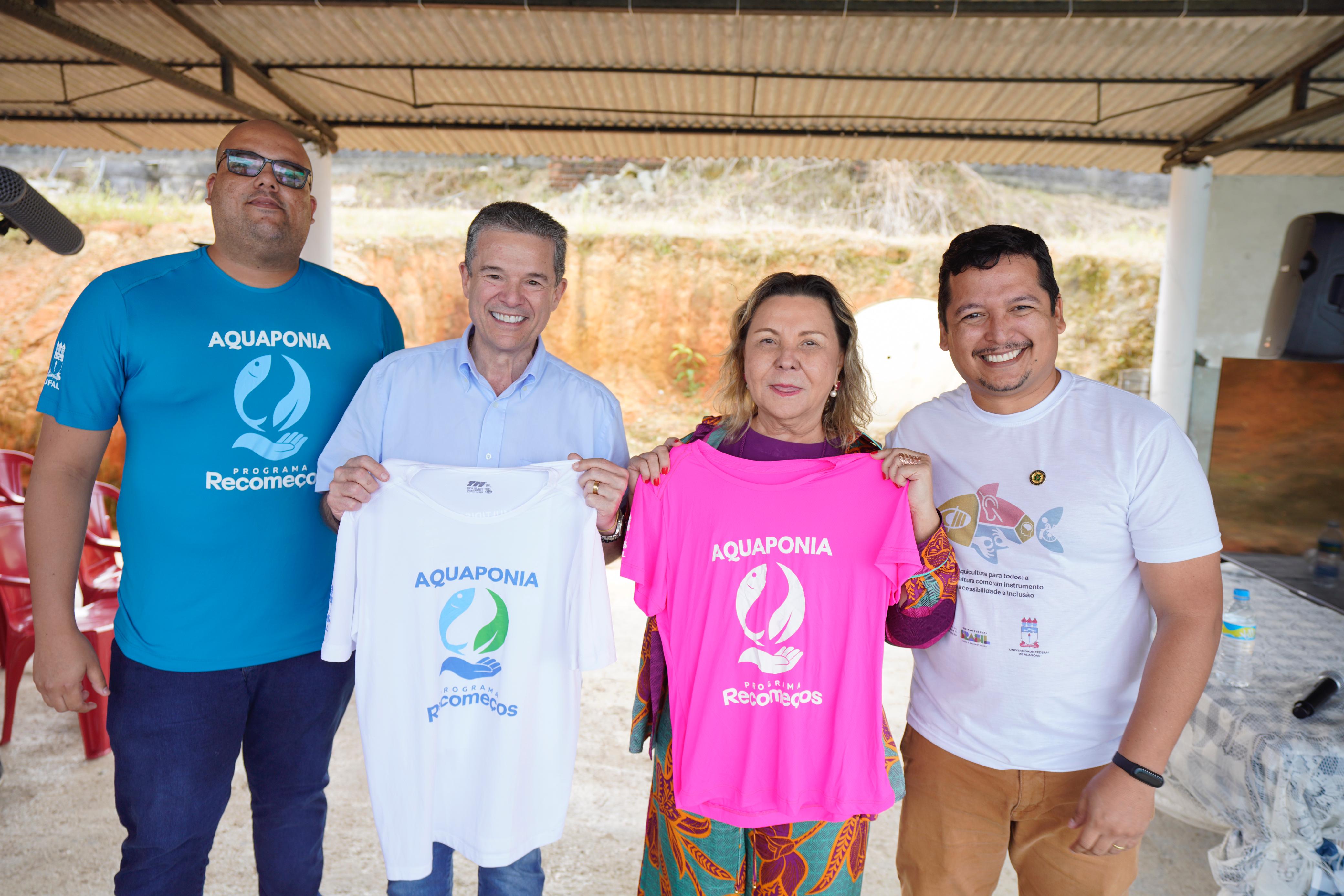 Ministro André de Paula e Secretária Nacional de Aquicultura, Tereza Nelma segurando a camisa do Programa Recomeçar