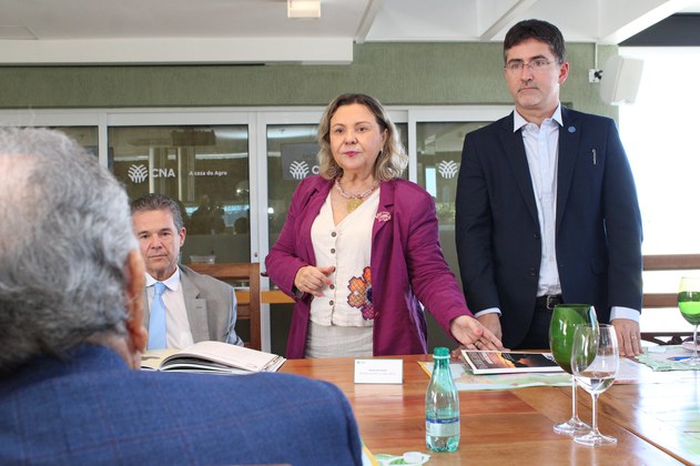 Ministro André de Paula, Tereza Nelma e Paulo de Faria, durante a cerimônia