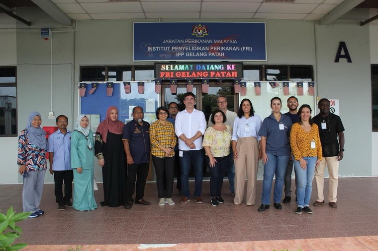 Paulo Faria (ao centro) em um centro de pesquisas do FRI