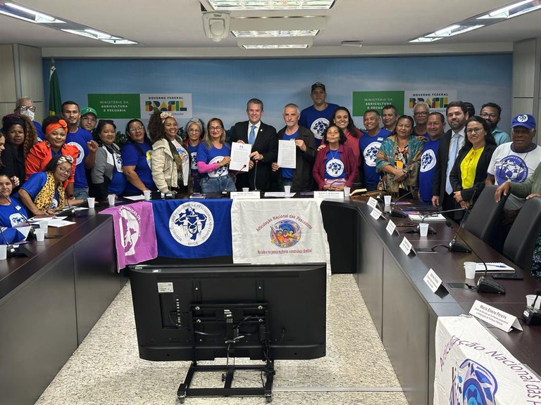 Ministro com pesca artesanal