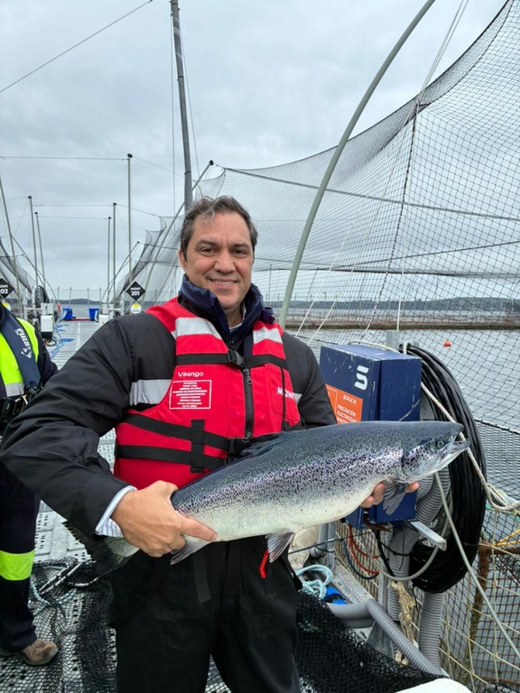  Presença do MPA visibilizou a aquicultura brasileira, destacando a geração de negócios e a inovação  O Ministério da Pesca e Aquicultura (MPA) participou da feira de aquicultura AquaSur, entre os dias 24 e 26 de março, em Puerto Montt, no Chile, e ampliou a visibilidade da aquicultura brasileira, destacando a geração de negócios e a inovação, com foco na expansão da competitividade e na abertura de mercados para o Brasil.   Representando o MPA, estiveram presentes a diretora de Desenvolvimento e Inovação da Secretaria Nacional de Aquicultura (SNA), Luciene Mignani, e o diretor José Luiz Vargas, do Departamento da Indústria do Pescado da Secretaria Nacional de Pesca Industrial MPA fortalece presença internacional e amplia oportunidades para a aquicultura brasileira na AquaSur