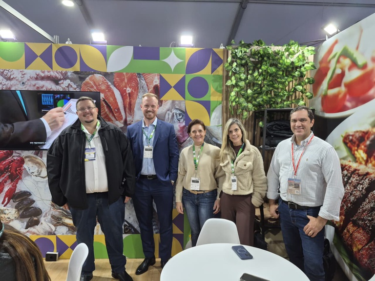  Presença do MPA visibilizou a aquicultura brasileira, destacando a geração de negócios e a inovação  O Ministério da Pesca e Aquicultura (MPA) participou da feira de aquicultura AquaSur, entre os dias 24 e 26 de março, em Puerto Montt, no Chile, e ampliou a visibilidade da aquicultura brasileira, destacando a geração de negócios e a inovação, com foco na expansão da competitividade e na abertura de mercados para o Brasil.   Representando o MPA, estiveram presentes a diretora de Desenvolvimento e Inovação da Secretaria Nacional de Aquicultura (SNA), Luciene Mignani, e o diretor José Luiz Vargas, do Departamento da Indústria do Pescado da Secretaria Nacional de Pesca Industrial MPA fortalece presença internacional e amplia oportunidades para a aquicultura brasileira na AquaSur