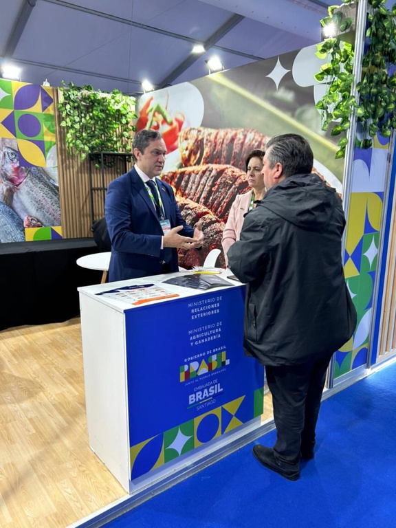  Presença do MPA visibilizou a aquicultura brasileira, destacando a geração de negócios e a inovação  O Ministério da Pesca e Aquicultura (MPA) participou da feira de aquicultura AquaSur, entre os dias 24 e 26 de março, em Puerto Montt, no Chile, e ampliou a visibilidade da aquicultura brasileira, destacando a geração de negócios e a inovação, com foco na expansão da competitividade e na abertura de mercados para o Brasil.   Representando o MPA, estiveram presentes a diretora de Desenvolvimento e Inovação da Secretaria Nacional de Aquicultura (SNA), Luciene Mignani, e o diretor José Luiz Vargas, do Departamento da Indústria do Pescado da Secretaria Nacional de Pesca Industrial MPA fortalece presença internacional e amplia oportunidades para a aquicultura brasileira na AquaSur