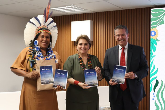 Luena Maria, ministra Márcia Lopes e ministro André de Paula 