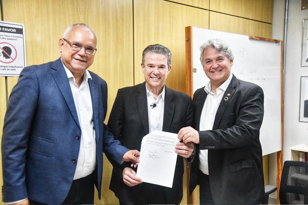 Secretário Nacional de Pesca Artesanal, Cristiano Ramalho, ministro André de Paula e o vice-reitor da UFPE, Moacyr Araújo