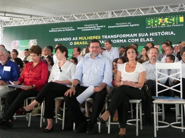  Iriny Lopes, ao lado do ministro do MDA, Tereza Campelo e Dilma