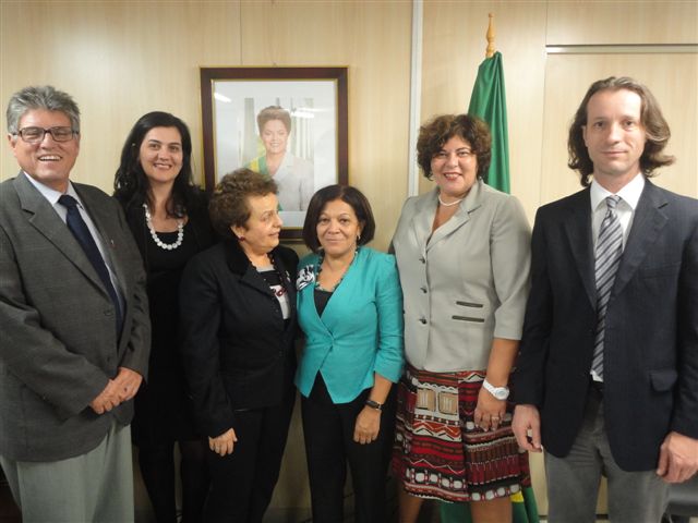 Legenda: Ministra Eleonora recebe, em seu gabinete, representantes de universidades federais e estaduais  Foto: Isabel Clavelin/SPM