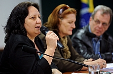 Lourdes Bandeira (centro) propôs, no seminário, uma política de formação de cuidadores de idosos Foto: Larissa Ponce/Agência Câmara