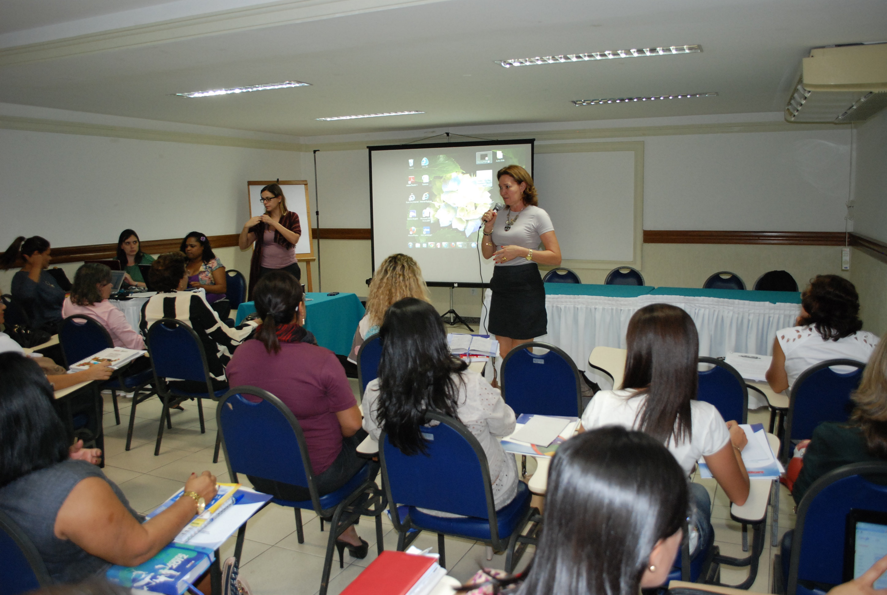 Gláucia Fraccaro, a esquerda, fala sobre programa Pró-Equidade de Gênero e Raça e conferência das mulheres  Foto: Jose Lino