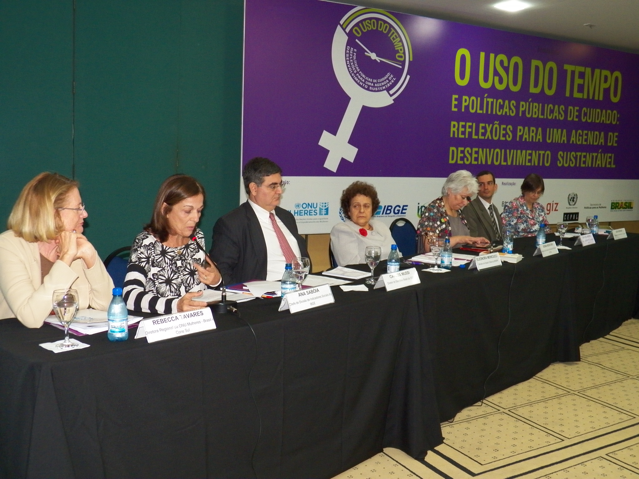 Ministra Eleonora (centro) e representantes de instituições parceiras do seminário Foto: Nilza Scotti/SPM