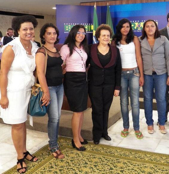 Tânia Tocco (de branco) e ministra Eleonora Menicucci (de preto) com formandas do Pronatec do Ceará e de Goiás Foto: Juliana Camelo/SPM