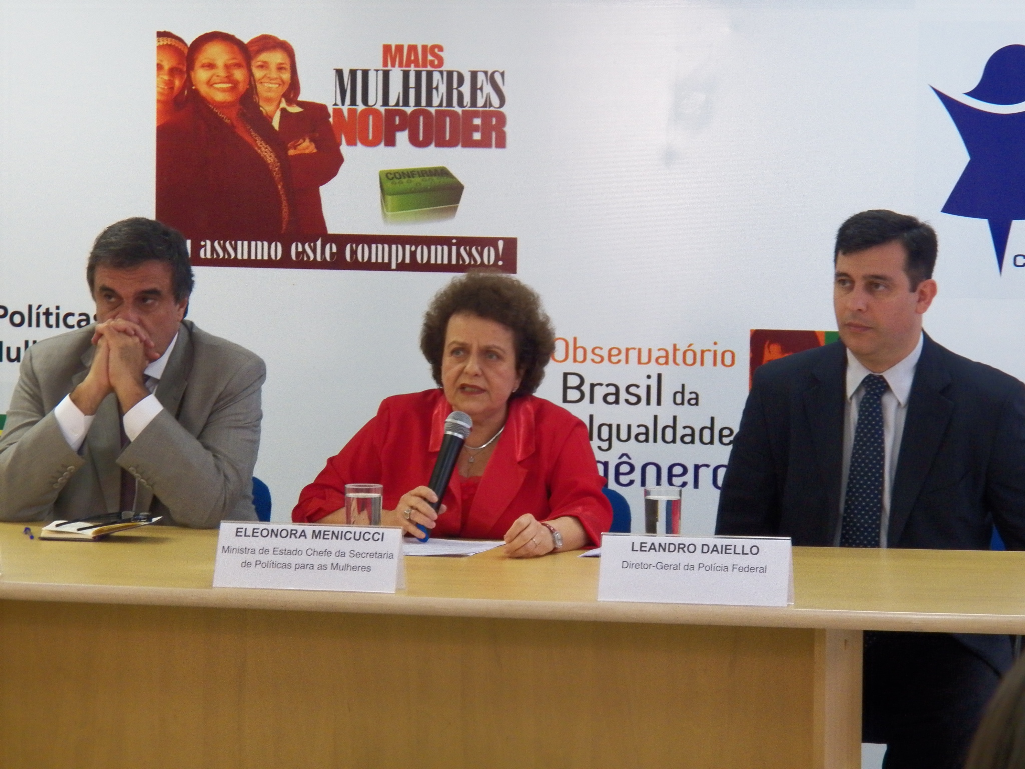 Na entrevista, ministra Eleonora leu relato da denúncia ao Ligue 180, feita pela mãe de brasileira traficada na Espanha Foto: Cilene de Freitas/SPM