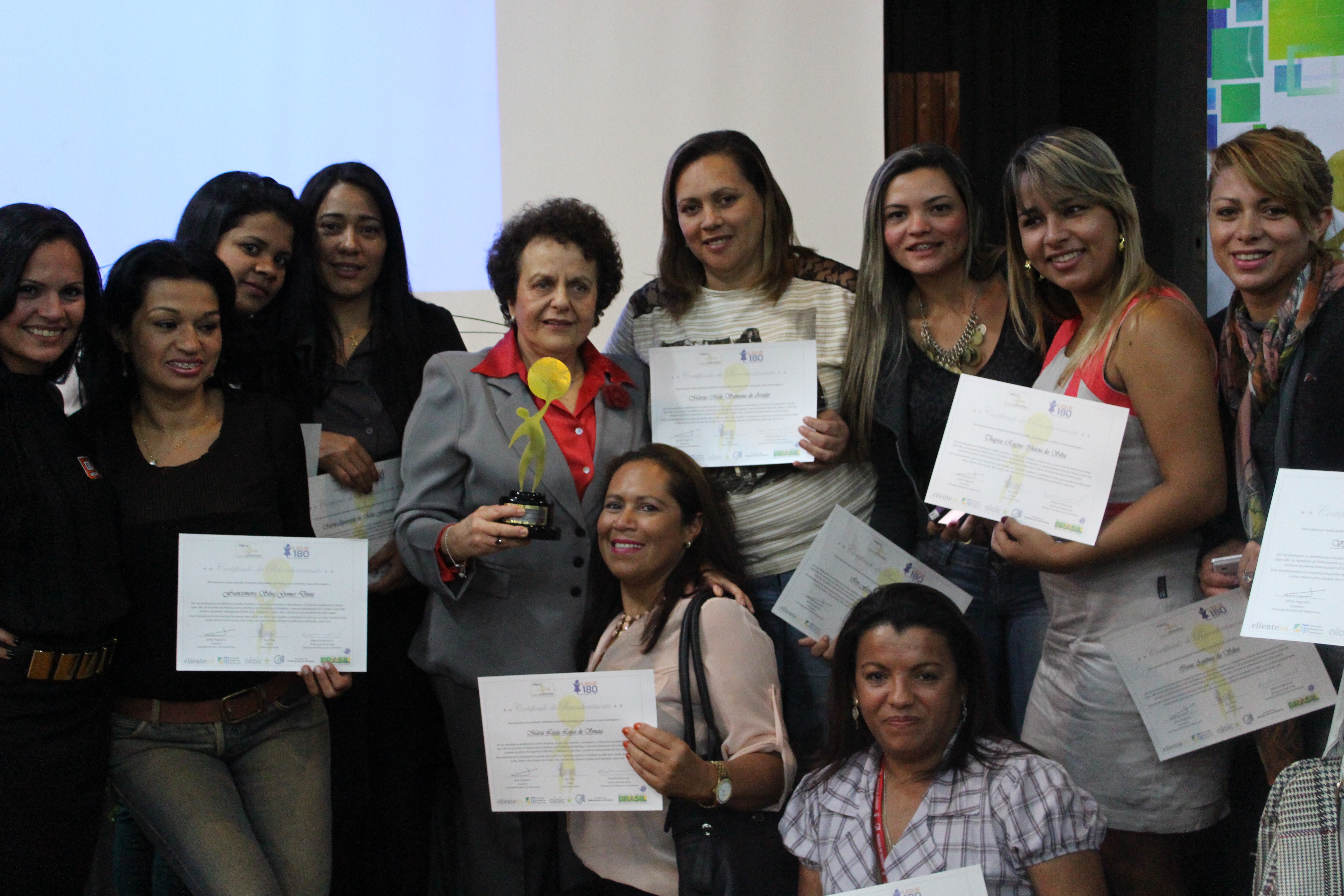 Ministra Eleonora segura troféu latino-americano conquistado pelo Ligue 180 e confraterniza com colaboradoras do serviço Foto: Isabel Clavelin/SPM