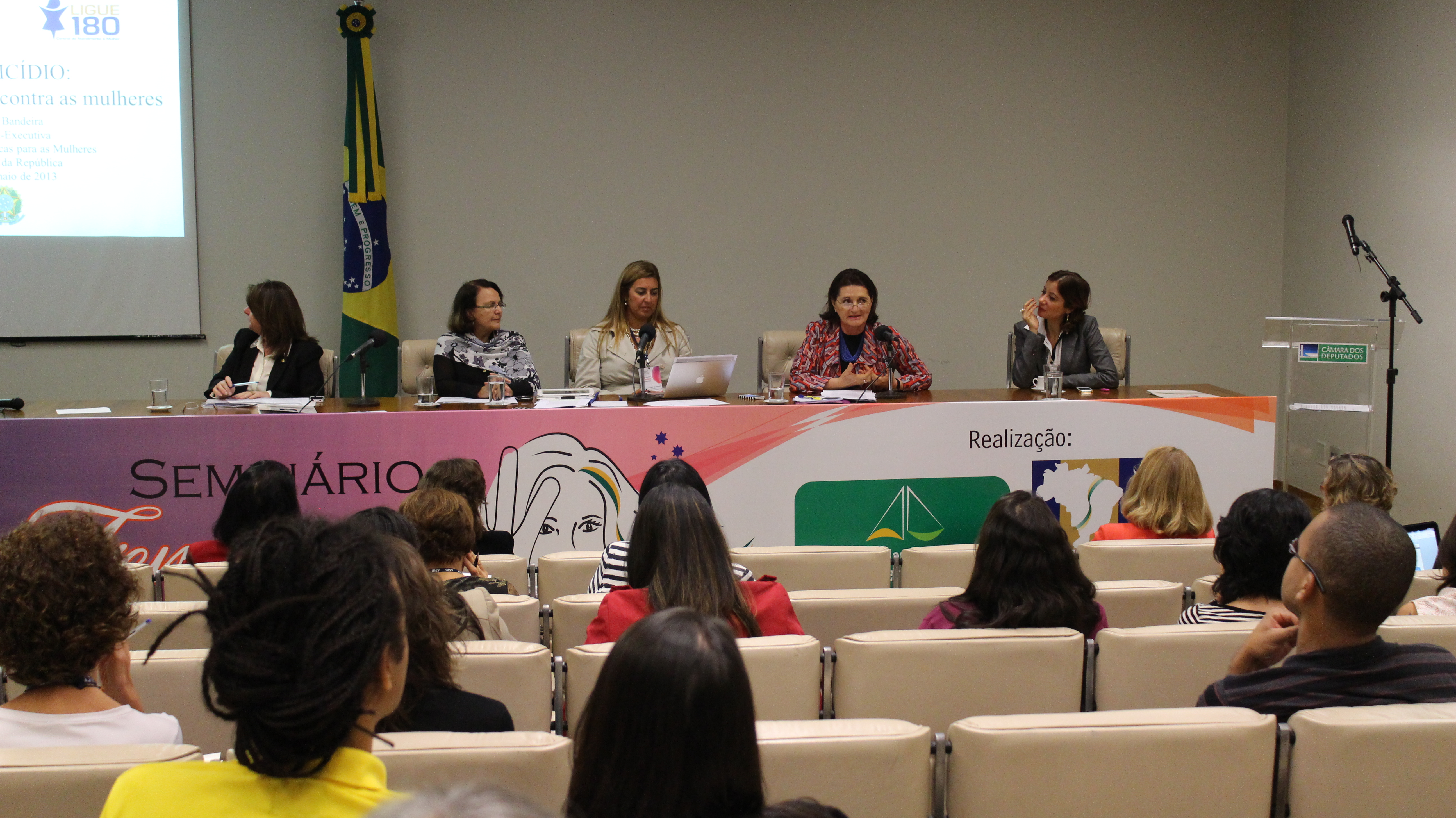 Secretária-executiva da SPM, Lourdes Bandeira (com blazer colorido), qualifica assassinato de mulheres como expressão das relações de poder e dominação masculina Foto: Nilza Scotti/SPM