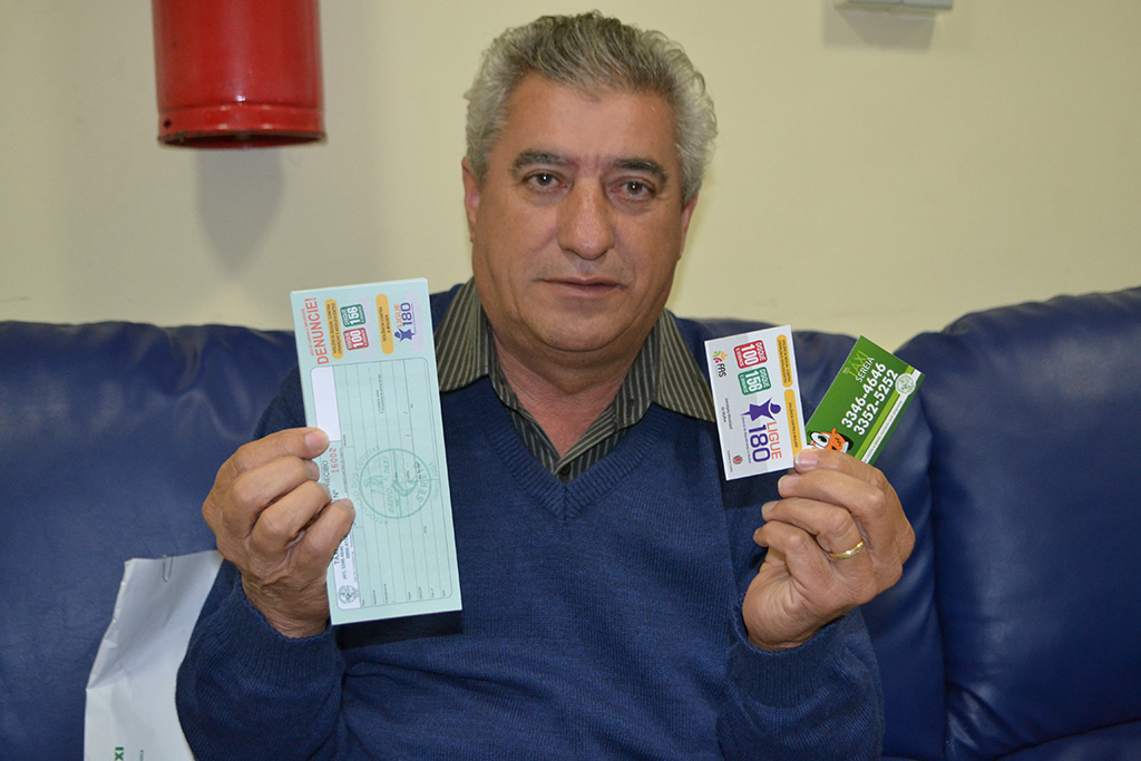 Ação mobiliza mais de 2 mil veículos de táxi na capital paranense Foto: Edson Rimonatto