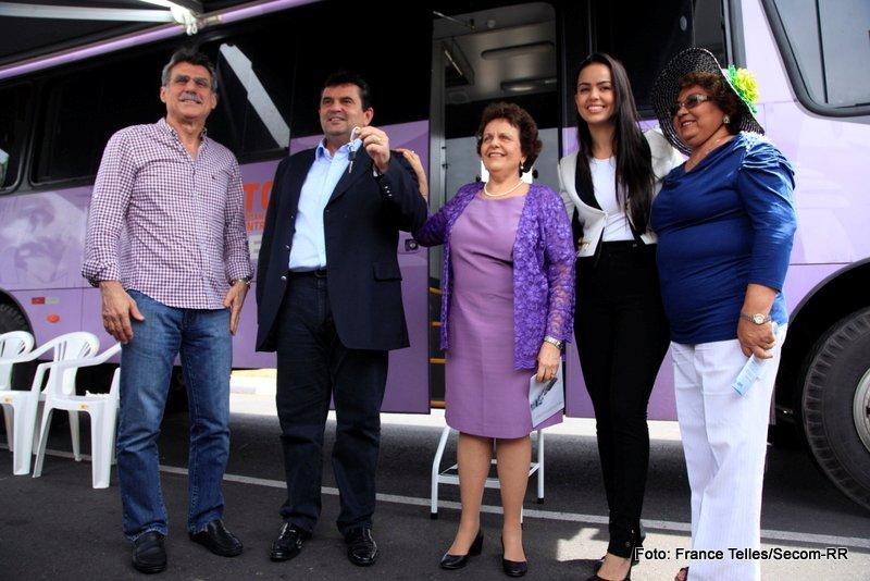 Ministra Eleonora entrega a chave do ônibus ao governador José de Anchieta Júnior Foto: France Telles/Secom-RR