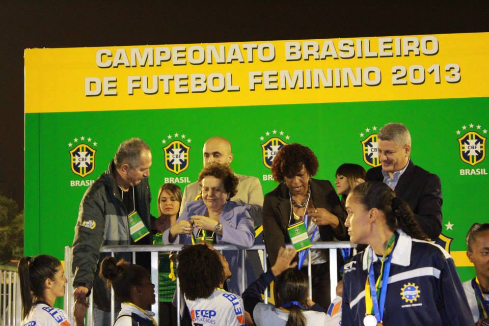 “Ministra Eleonora premia atletas do Centro Olímpico na final do Brasileirão de Futebol Feminino” Foto: Isabel Clavelin/SPM