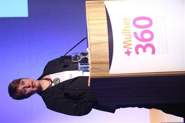 Coordenadora-geral de Autonomia Econômica das Mulheres, Simone Schäffer, saúda participantes do Movimento Mulher 360. Foto: Instituto Walmart/Divulgação