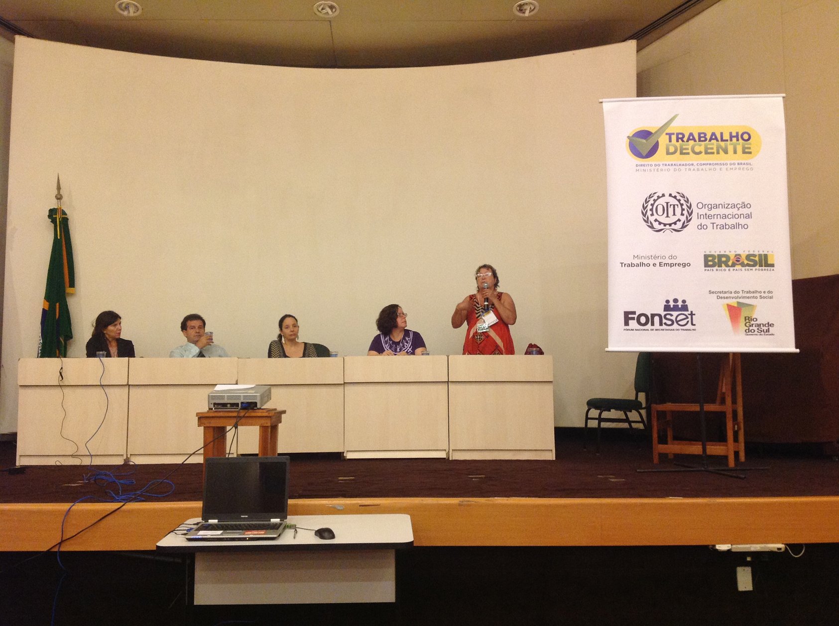 Representantes dos empregadores, dos trabalhadores, da OIT e da prefeitura de Porto Alegre em debate durante a oficina no RS. Foto: Divulgação/SPM