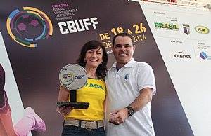 A coordenadora-geral de Direitos do Trabalho das Mulheres da SPM, Beatriz Gregory, recebeu o troféu. Foto: FotoJump