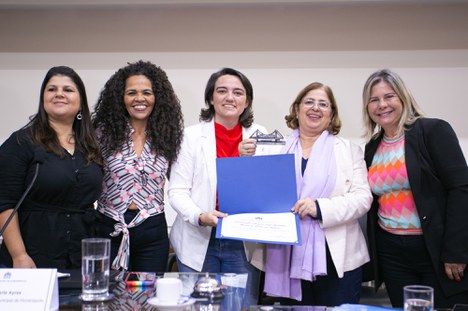 Ministra Cida Gonçalves recebe Diploma de Mérito da Câmara Municipal de Florianópolis.