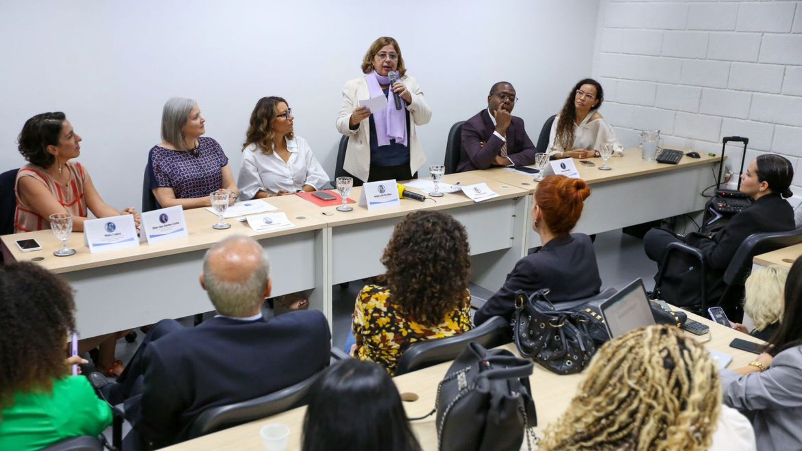 Ministério das Mulheres promove visita à Central de Atendimento